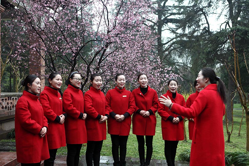 國家二級演員、揚州市文化館社會工作中心主任周倩為船娘們培訓(xùn)揚州小調(diào)